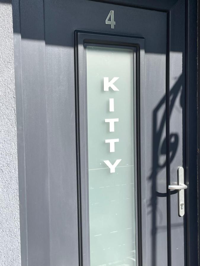 Kitty Downtown Apartman Debreţin Exterior foto