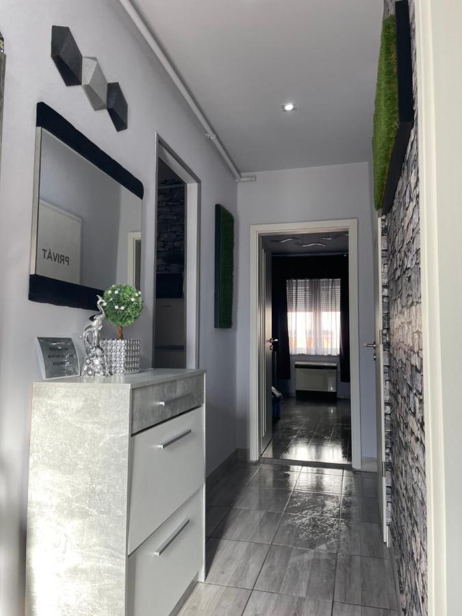 Kitty Downtown Apartman Debreţin Exterior foto