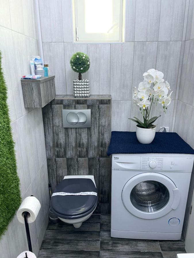 Kitty Downtown Apartman Debreţin Exterior foto