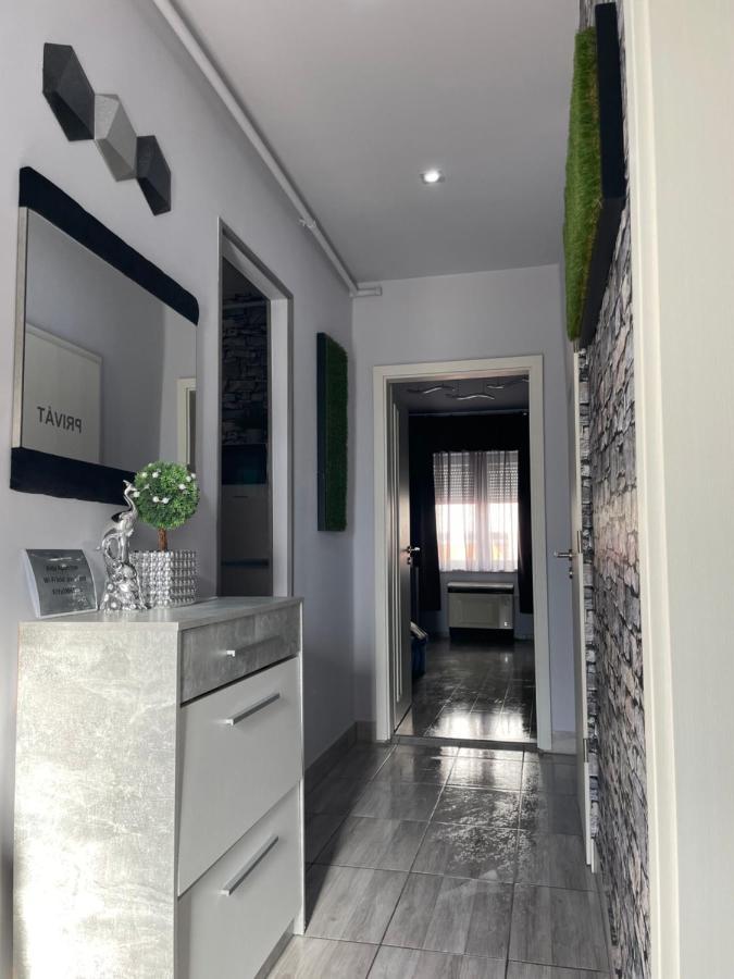 Kitty Downtown Apartman Debreţin Exterior foto