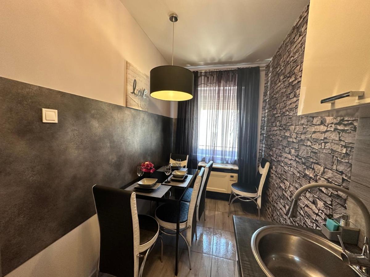 Kitty Downtown Apartman Debreţin Exterior foto