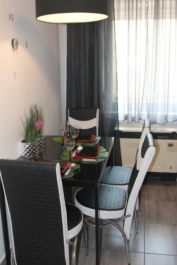 Kitty Downtown Apartman Debreţin Exterior foto